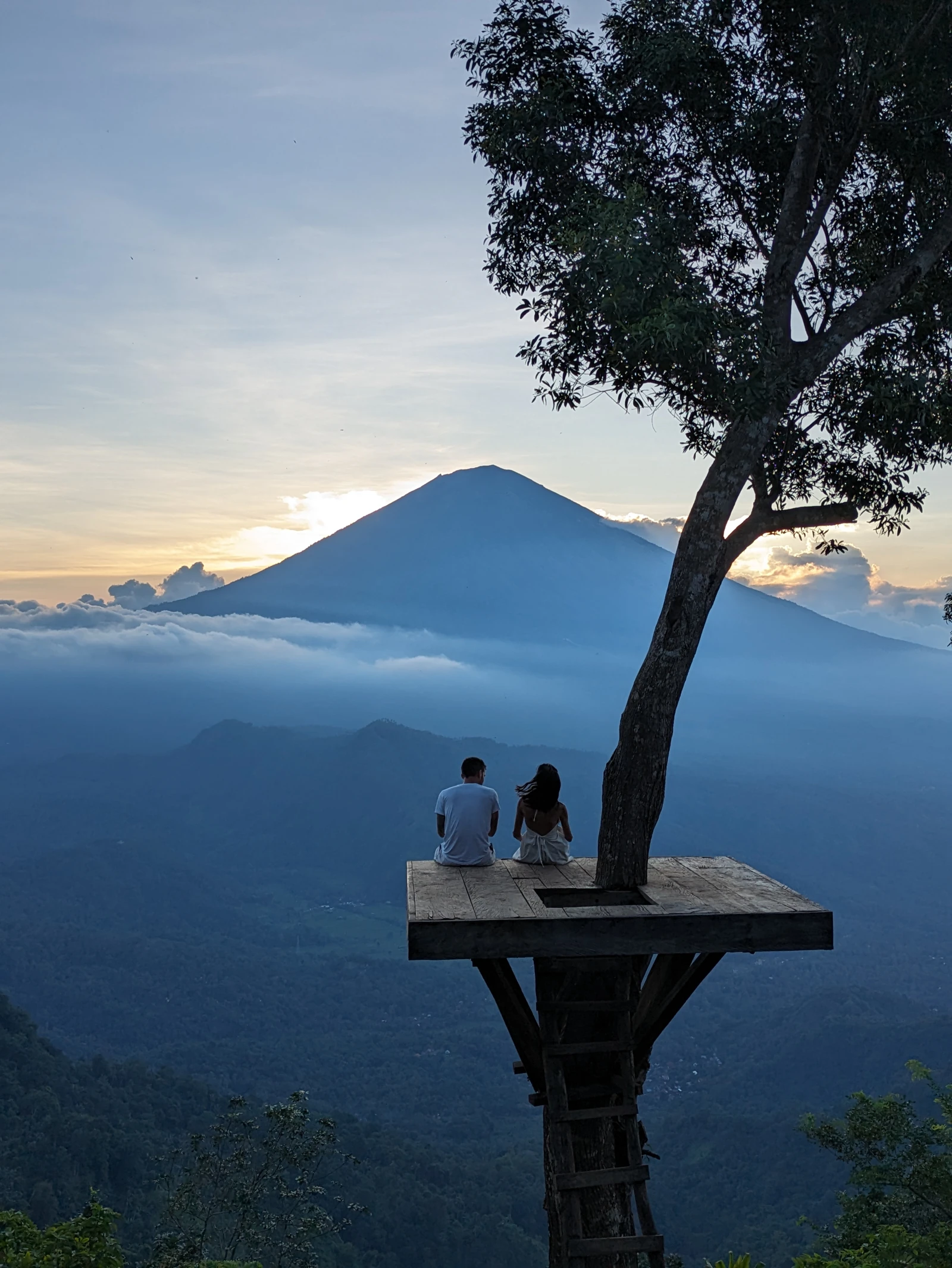 Álex y Candela contemplando las montañas al amanecer