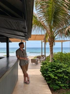 Alejandro junto a la barra y los jardines frente al mar de Arennas