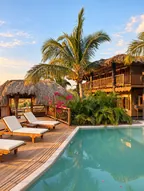 Piscina y arquitectura de Villa del Sol en la luz de la tarde