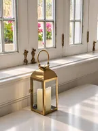 Farol decorativo junto a una ventana iluminada
