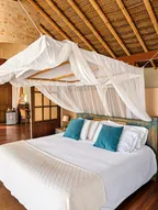 Cama y textiles de una suite de Villa del Sol